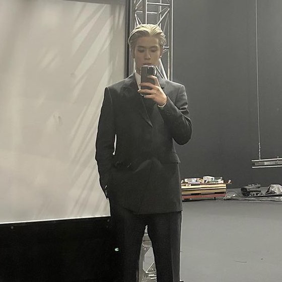 yunotized's tweet photo. it's the prada fit 😵‍💫 https://t.co/MwW9uEntmo