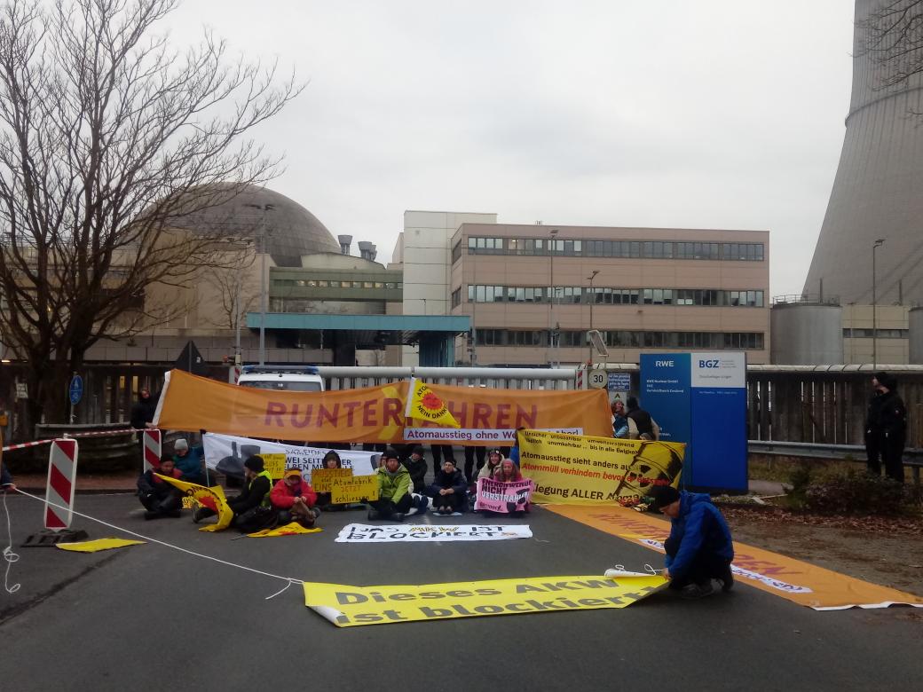 ❌ Warnblockade in Lingen ❌
Wir blockieren JETZT das Atomkraftwerk Emsland! Wer von Laufzeitverlängerungen träumt, muss mit Widerstand rechnen ✊
Wir kämpfen für eine Energieerzeugung ohne Kohle, Gas und Atom 🌱
#Runterfahren