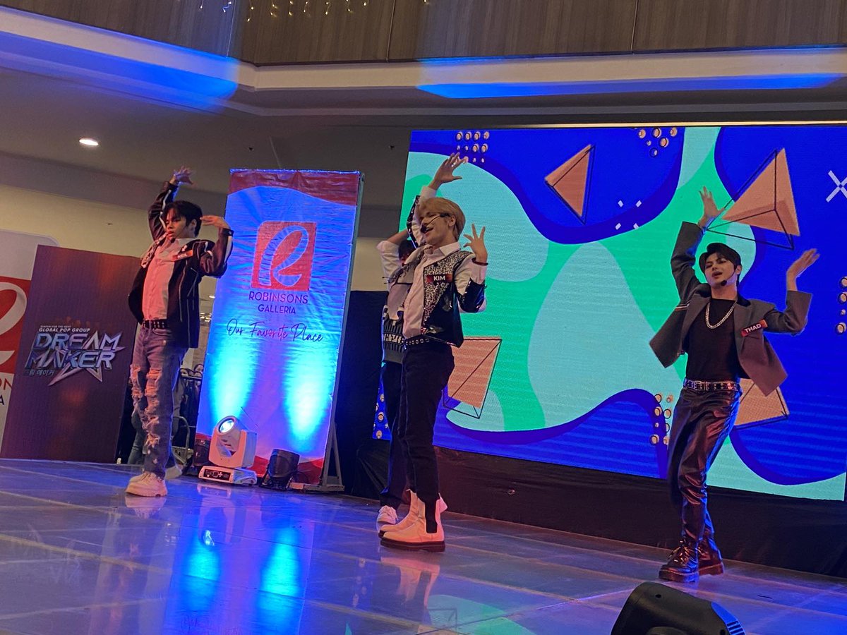 DreamMakerOfc's tweet photo. Thad, Josh W., Kim &amp; Neil performing Alive #DreamMakerAtRobGalleria https://t.co/9rvLqEpWSL