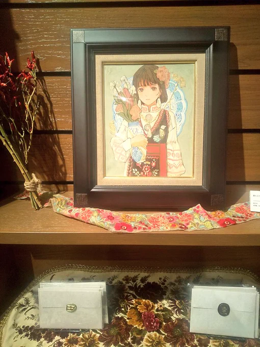 その後淵"さん()の個展へ 花やリボンで可憐に飾り付けられた棚と異国情緒薫る少女の絵に、馬車展でめちゃめちゃになった情緒が癒されました… イラスト集に可愛らしい蝶も添えてサイン頂けてにこにこしました近くの展示で素敵なブックカバーも手に入れられて嬉しい#つくしのブックカバー展 