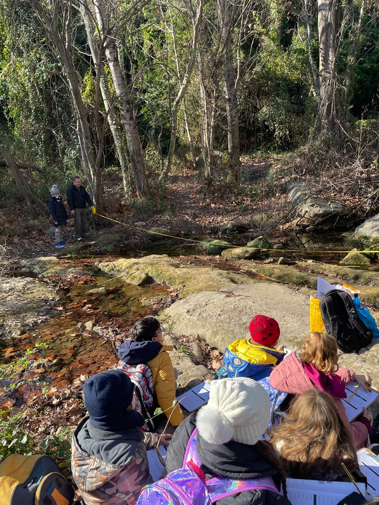 grasisoler's tweet photo. Va ser un dia ple d’emocions i vam aprendre que com més a baix ens trobem del riu més contaminació arrossega. Experimentem, prenem mostres, reflexionem sobre la contaminació que generem les persones i com afecta al nostre entorn natural.
#projecteaigua
#elriuésvida https://t.co/QT4x9reXHv