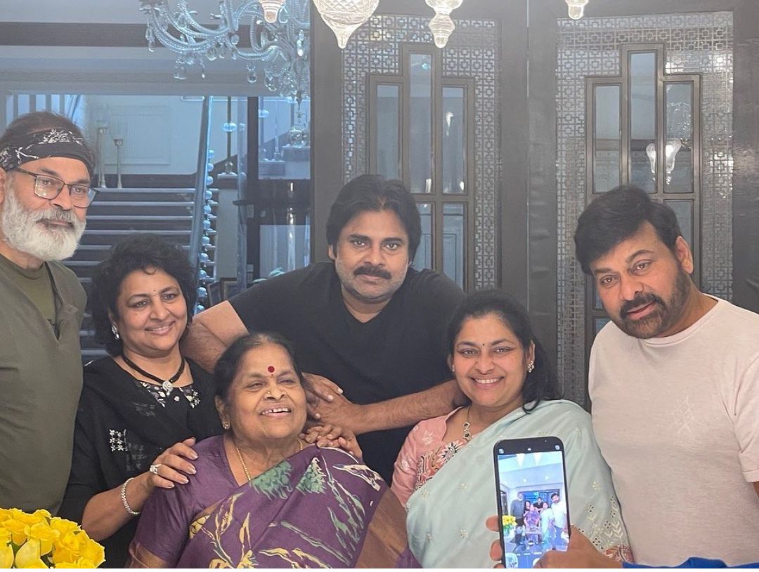 ChiruFanClub's tweet photo. Wishing Anjanamma garu a very happy birthday from Annayya @KChiruTweets gari fans https://t.co/ONu9N1ylc2