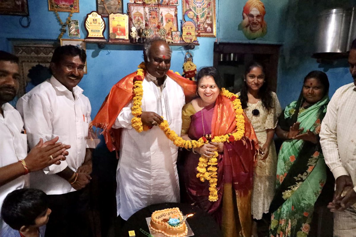 vijugouda_patil's tweet photo. ಬಬಲೇಶ್ವರದ ಸದಾಶಿವ ಉಳ್ಳಾಗಡ್ಡಿ ಅವರ ಮನೆಯಲ್ಲಿ ಕಾರ್ಯಕರ್ತರು ನನ್ನ ಜನ್ಮದಿನವನ್ನು ಆಚರಿಸಿದರು. ಈ ವೇಳೆ ಪ್ರಧಾನಿ ಮೋದಿ ಅವರ ಮನ್ ಕೀ ಬಾತ್ ಕಾರ್ಯಕ್ರಮವನ್ನು  ಕಾರ್ಯಕರ್ತರೊಂದಿಗೆ ವೀಕ್ಷಿಸಿದೆ.
#vijugoudapatil #vijugouda4bableshwar #BJPYeBharavase #bjp4bableshwar #BJP4Karnataka #TeamVSP https://t.co/2JNaLLImzt
