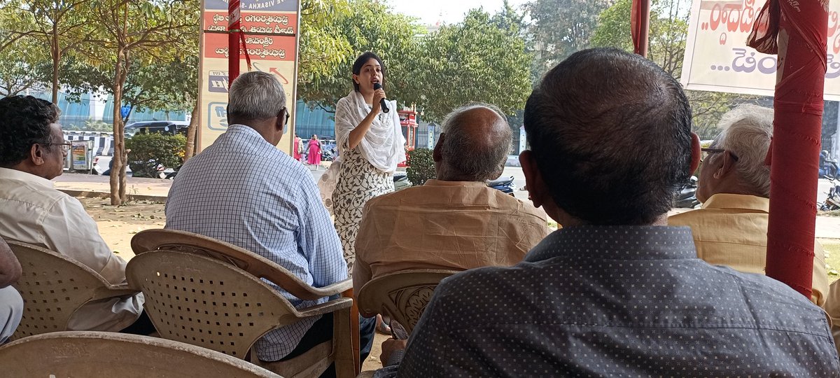 yesaswi30's tweet photo. @thehindu @TOIVizagNews @IndianExpress
@Kurmanath @RKRadhakrishn @DeccanChronicle
Britishers practised 'divide & rule' policy,#Gandhi countered it with 'unite & win' doctrine.
Now We r appealing Our Citizens that #AndhraPradesh needs to 'Unite & Progress'.
#Visakhapatnam #APPJAC https://t.co/fs9kCo55im