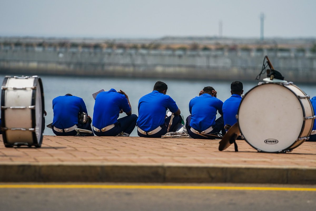 Navy soldiers rest after the rehearsal of the 75th Independence Day celebration in Colombo, Sri Lanka 🙁

#CameraLK #SonyAlpha