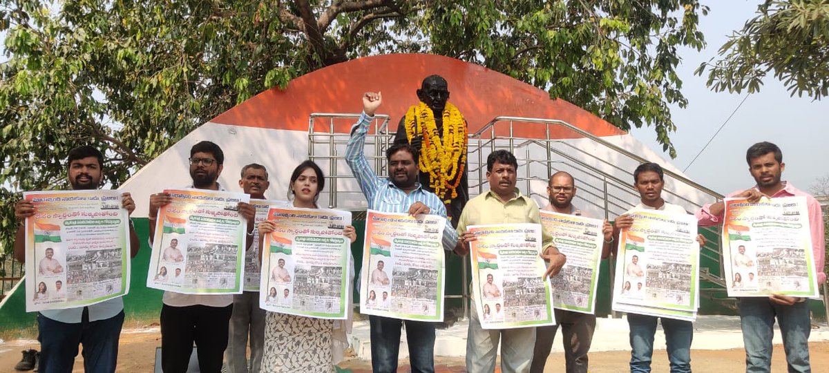 yesaswi30's tweet photo. @thehindu @TOIVizagNews @IndianExpress
@Kurmanath @RKRadhakrishn @DeccanChronicle
Britishers practised 'divide & rule' policy,#Gandhi countered it with 'unite & win' doctrine.
Now We r appealing Our Citizens that #AndhraPradesh needs to 'Unite & Progress'.
#Visakhapatnam #APPJAC https://t.co/fs9kCo55im