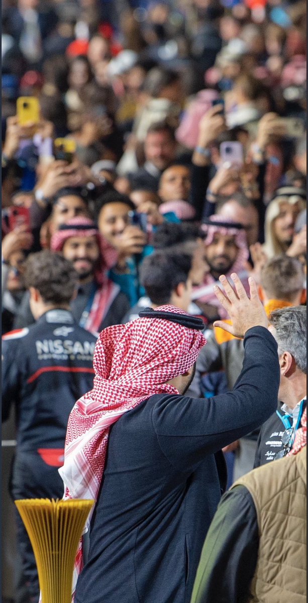 Y20's tweet photo. شعبية ومحبة سمو سيدي ولي العهد الأمير محمد بن سلمان لم تعد حكراً علينا كشعب سعودي بل تعدت الحدود إلى أن وصلت إلى شعوب مختلفة الأديان والأعراق.
(من حبه الله حبه الناس)
الله يديمك يبوسلمان💚
#محمد_بن_سلمان_في_فورمولا_إي 
#محمد_بن_سلمان 
#فورمولا_إي_الدرعية https://t.co/iXS9c5aWBi