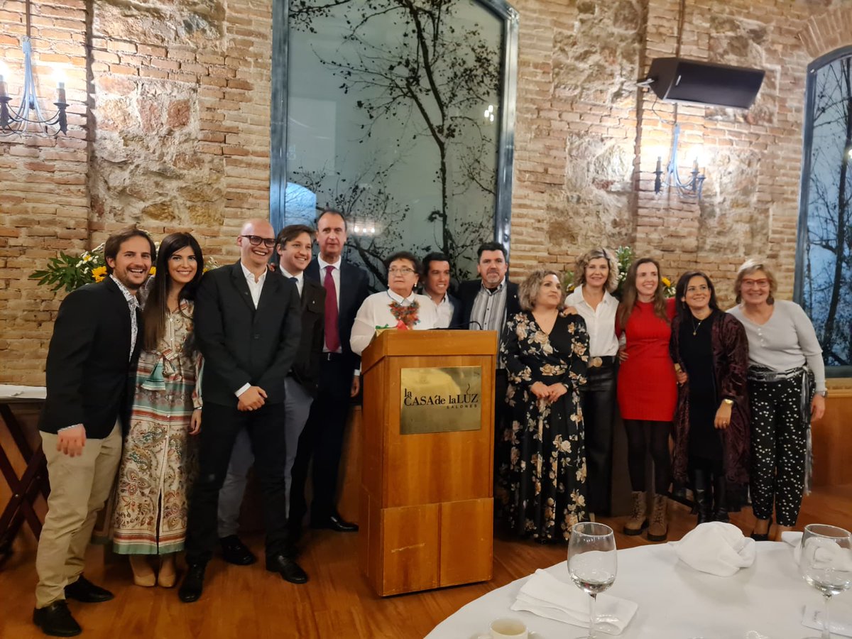 TxemaAlmela's tweet photo. Anoche en #LaCasadelaLuz rendimos homenaje por su jubilación a nuestra compañera y tutora del #MIR la Dra Isabel Hidalgo. Una de las mejores médicos de Familia de #Murcia y un ejemplo de vida y superación.
¡Gracias Isabel! ❤️🩺
#AtenciónPrimaria https://t.co/r6eTopfBMT