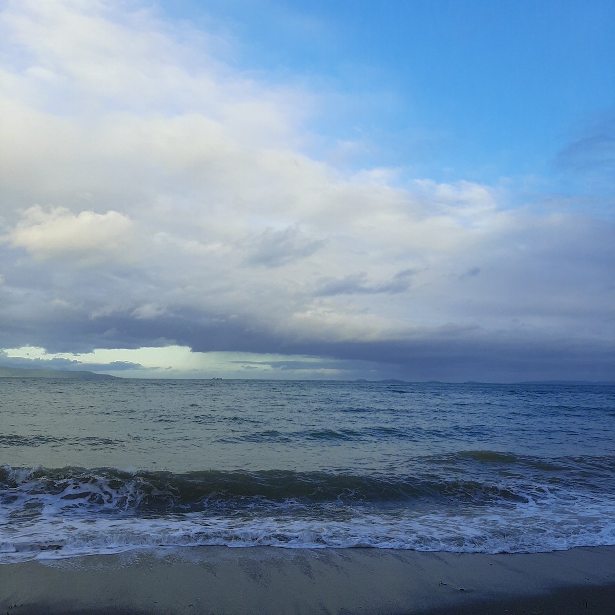 chandrianoreen's tweet photo. salt air, blue sky https://t.co/DXoFWQct7M