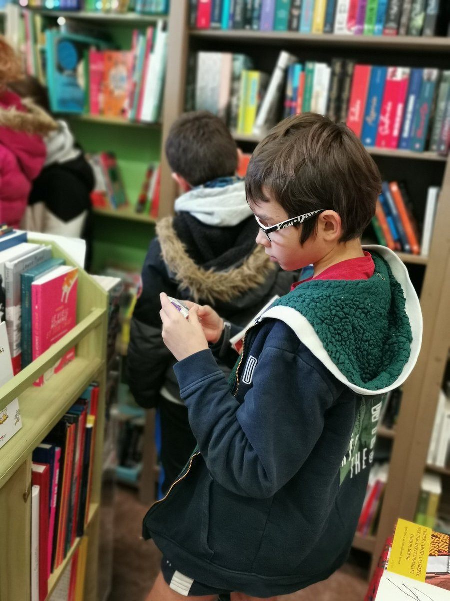 clguzerche's tweet photo. Jeudi 26 janvier, sortie à la librairie d'uzerche " la petite marchande d'histoires". Les élèves ont choisi les nouveautés qui enrichiront le fonds documentaire du CDI. Nathalie, la responsable, leur a parlé du métier de libraire, de la chaîne du livre et de la loi Lang. https://t.co/loHWN4sgxl