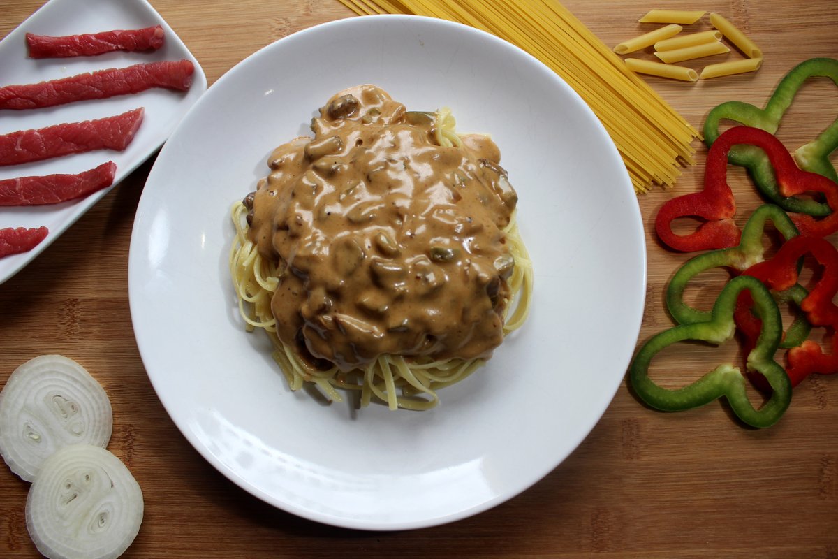 lapiazzaEs's tweet photo. 🍝  Disfruta de esta salsa Góndola con ternera, cebolla, pimiento verde y salsa de vino blanco con nata y decide con qué tipos de pasta la quieres combinar:  macarrones, espaguetis, tallarines, raviolis, tortellinis...
¿Cuál prefieres? 

🍝 https://t.co/tkgHCgzTGm https://t.co/Hvu22uqTat