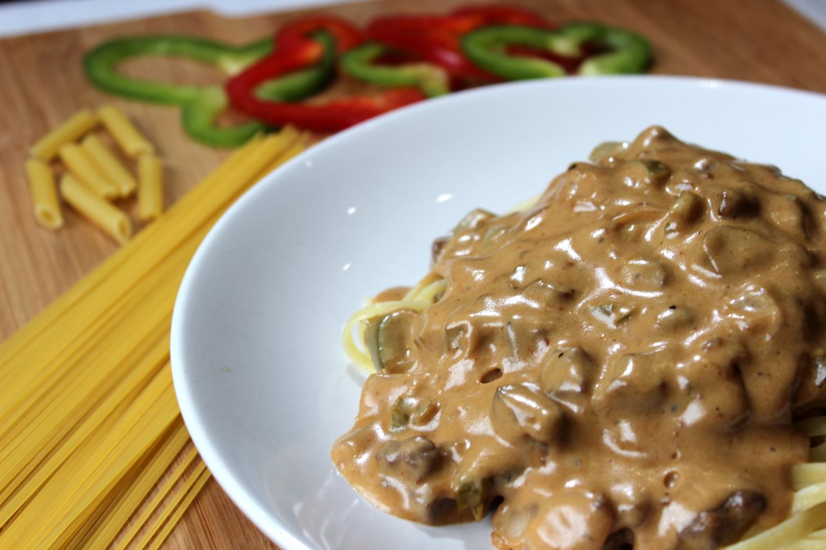 lapiazzaEs's tweet photo. 🍝  Disfruta de esta salsa Góndola con ternera, cebolla, pimiento verde y salsa de vino blanco con nata y decide con qué tipos de pasta la quieres combinar:  macarrones, espaguetis, tallarines, raviolis, tortellinis...
¿Cuál prefieres? 

🍝 https://t.co/tkgHCgzTGm https://t.co/Hvu22uqTat