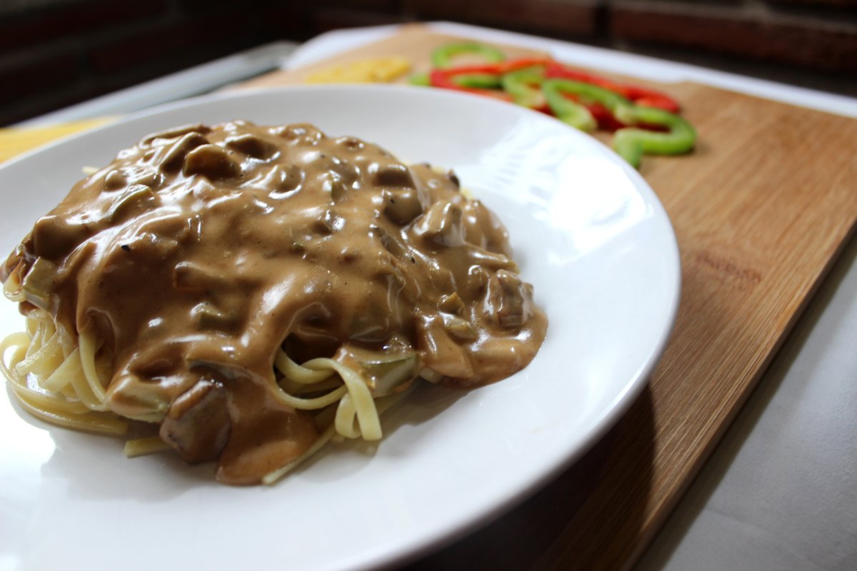lapiazzaEs's tweet photo. 🍝  Disfruta de esta salsa Góndola con ternera, cebolla, pimiento verde y salsa de vino blanco con nata y decide con qué tipos de pasta la quieres combinar:  macarrones, espaguetis, tallarines, raviolis, tortellinis...
¿Cuál prefieres? 

🍝 https://t.co/tkgHCgzTGm https://t.co/Hvu22uqTat