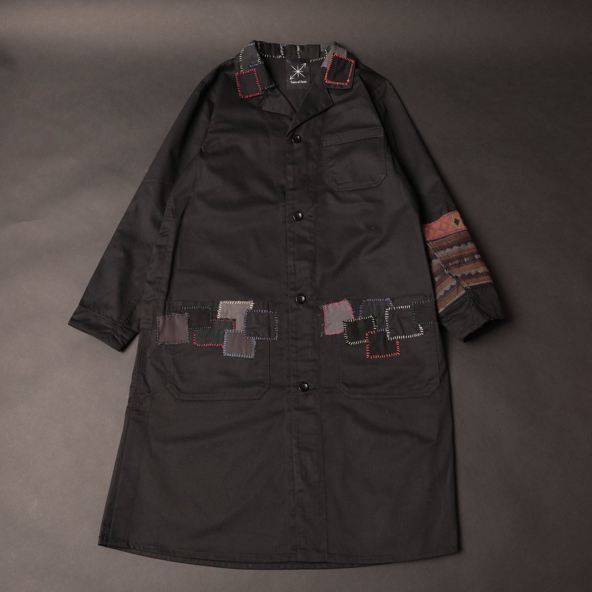tears_of_swan's tweet photo. TEARS OF SWAN-RAINBOW PATCHWORK ENGINEER COATになります!!
本日からofficial webshopでもオーダー開始ですので宜しくお願い致します😊💻
https://t.co/RKetFqj4z2
(3月上旬発送開始)
@tears_of_swan
#tearsofswan
#rainbow
#patchwork
#engineercoat
#coat
#エンジニアコート
#コート https://t.co/FWJ0z5SSrV