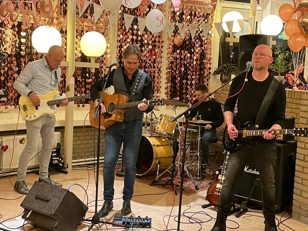 ROSEVILLE2017's tweet photo. Gisteravond speelden we op het 50-jarige verjaardagsfeest van Suus in Rijswijk. Topfeest!! Lekker gespeeld. https://t.co/xleYGYVBHy