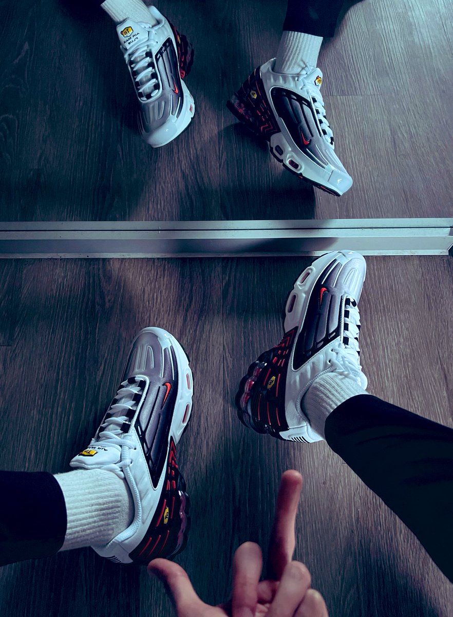 Trop kiffant 😈🥵🤤 
aux pieds les chiennes !! 🐶

#gaykiff #kiffeur #gaykiffeur #sket #nike #tn #fetish #sneakers #sniff #dom #top #gaydom