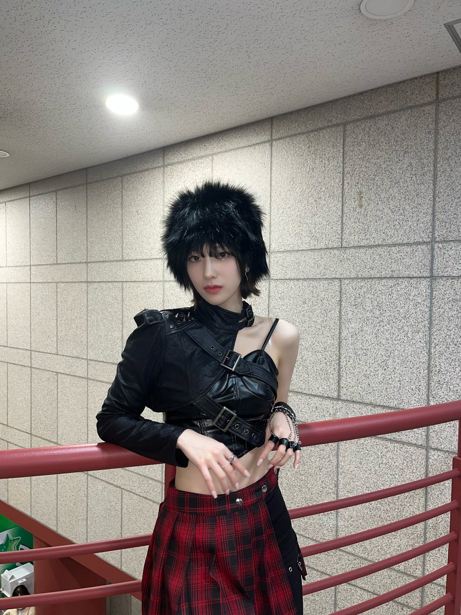 [🔮💗] 오늘도 완벽한 장미🌹❤️ 털모자 덕분에 따뜻하게 무대 완료 :) 키키 🖤

#H1KEY #하이키 #RIINA #리이나 #GORUN