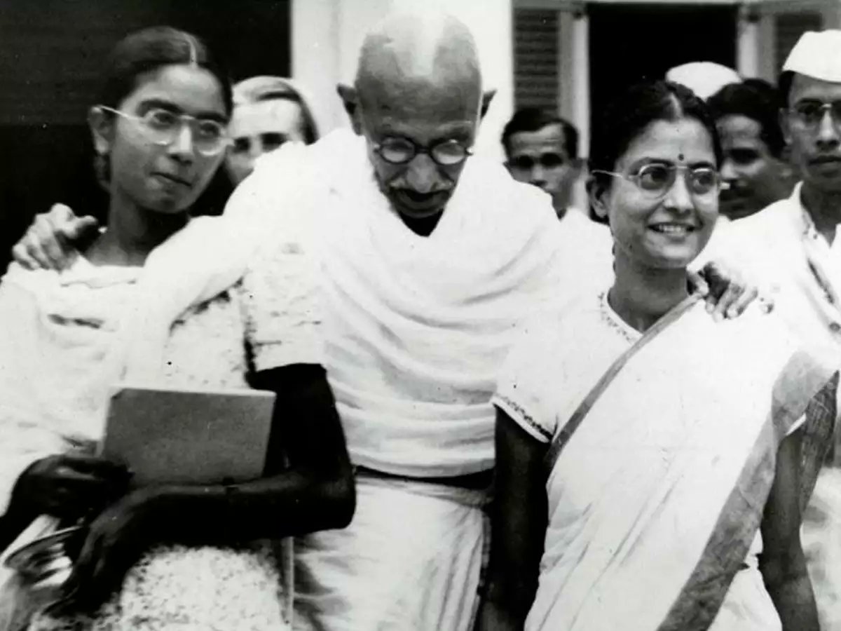 #GandhiGodse फिल्म में दिखाया की ब्रह्मचर्या के लिये कुवारी लड़कियों को ही रख ते थे गांधी 🤗

इतने पाक दिल थे गांधी की वो नग्न सोया करते थे अपनी सगी नातिन और अन्य लड़कियों के साथ 👏👏
 
कमसीन उम्र लड़कियां जादा ही पसंद किया करते थे मा गांधी 👓

इतने महान थे गांधी 😃😎