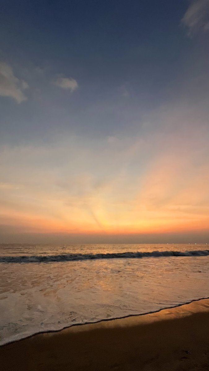 KeralaTourism's tweet photo. That golden hour glow at Varkala Beach is pure magic!
Varkala Beach is the perfect beach getaway. The town has a vibrant vibe, with several restaurants, shops, resorts and spas perched picturesquely atop tall cliffs.
#Varkala #BeachesOfKerala #PackUpForKerala #KeralaTourism https://t.co/qsZRuTdqmm