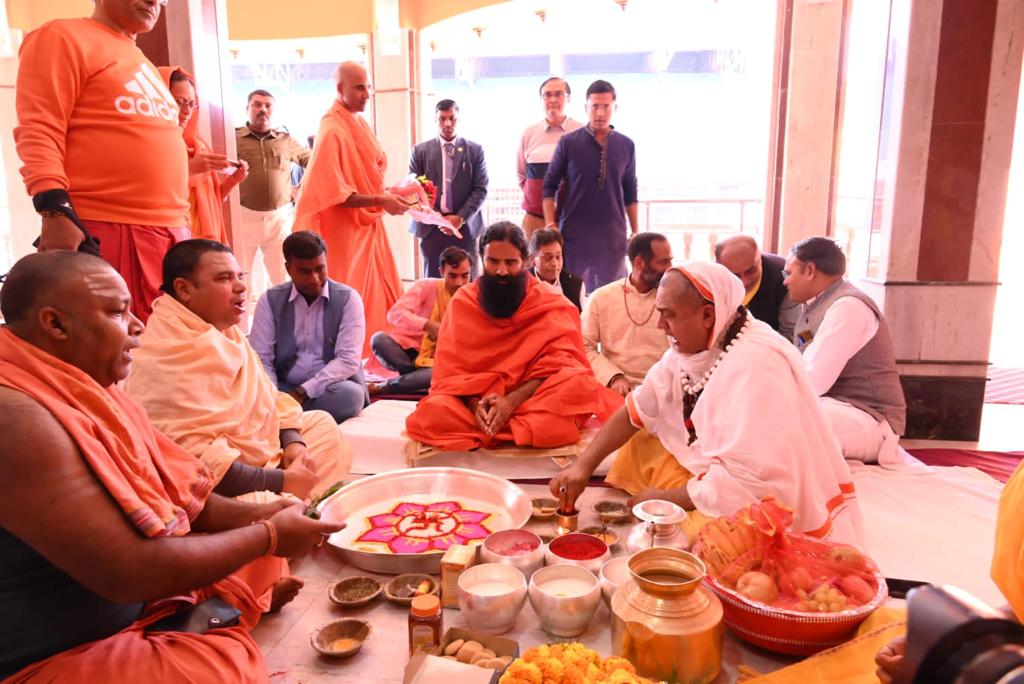 योग गुरु बाबा रामदेव पहुंचे देवघर, बैद्यनाथ मंदिर में की पूजा - Yoga guru Baba Ramdev reached Deoghar, worshiped at Baidyanath temple