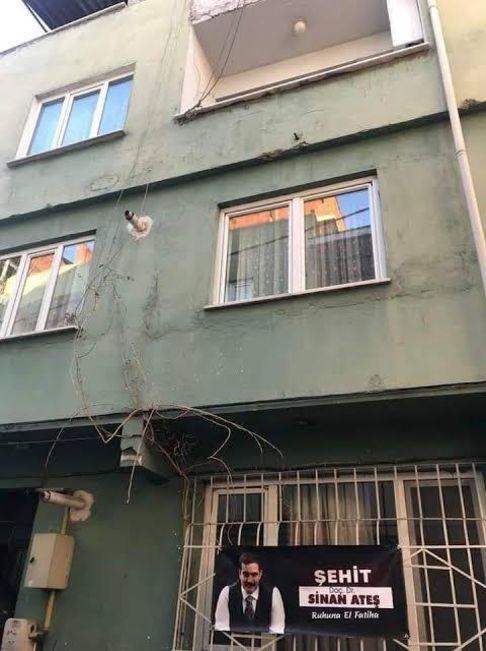 📌Fatih Altaylı: "Keşke Sinan Ateş'i ölümünden önce tanısaydım. Ölümünden sonra evini gördüm. İktidar şarabından koklayanlar villalarda rezidanslarda yaşarken ilkeleri uğruna gönül zenginliğini günün zenginliğine tercih etmiş birinin tercihindeki asaletin fotoğrafı."