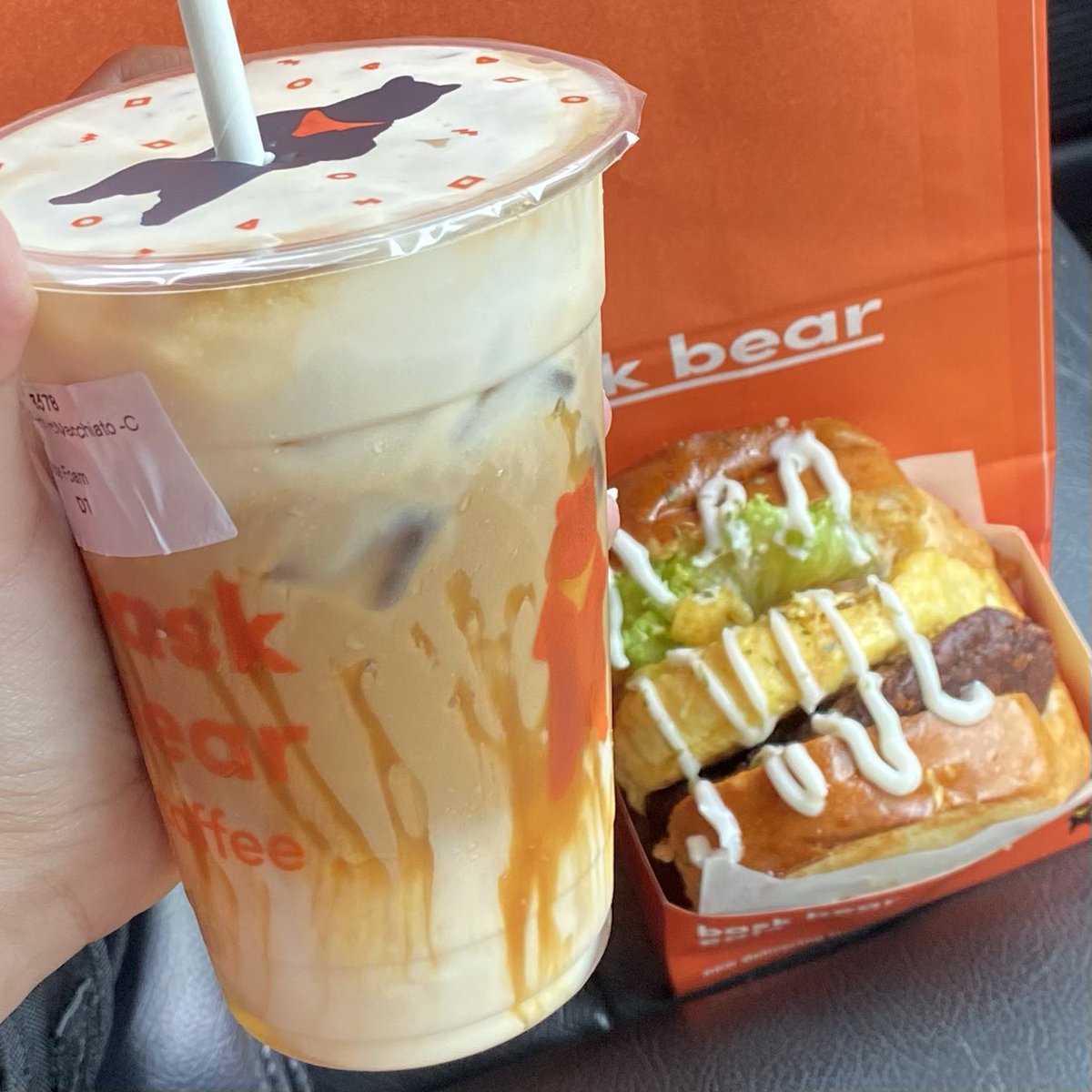 ciraplaici's tweet photo. Bask Bear ni very underrated. And helloooo??? Their salted caramel hazelnut macchiato w cheese foam ni sedap giloo!!Sweet, salty n creamy 🥹

*chef kiss🤌🏻 https://t.co/Az78UTn2e9