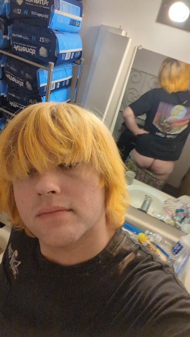 Just a normal bathroom selfie https://t.co/QSF2XkwOPo