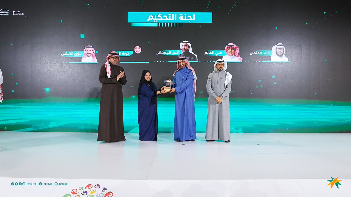 وزير الموارد البشرية يرعى احتفاء مؤسسة محمد بن سلمان "مسك" بتخريج الدفعة الثانية من برنامج بناء المنظمات الشبابية غير الربحية.
hrsd.gov.sa/ar/node/1172472