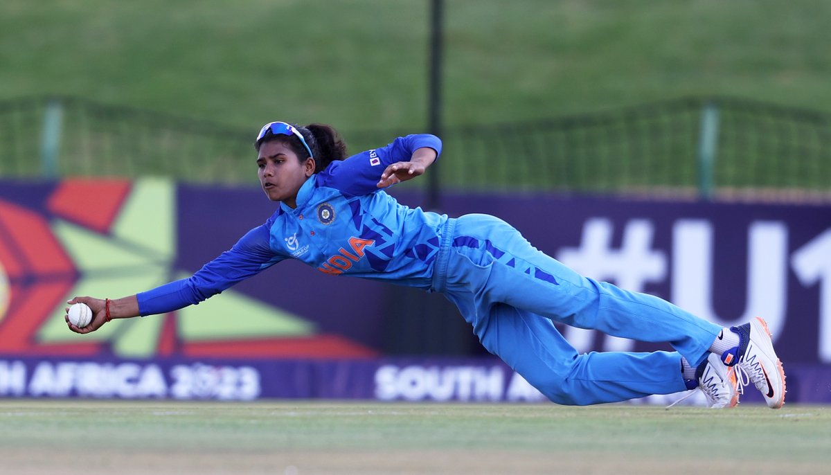 BCCIWomen's tweet photo. Archana Devi is having a dream game.

She takes a stunner of a catch to dismiss Ryana MacDonald Gay.

England 43/6 https://t.co/a9WgSfFv8z #INDvENG #U19T20WorldCup #Final https://t.co/06XdBzzTKp