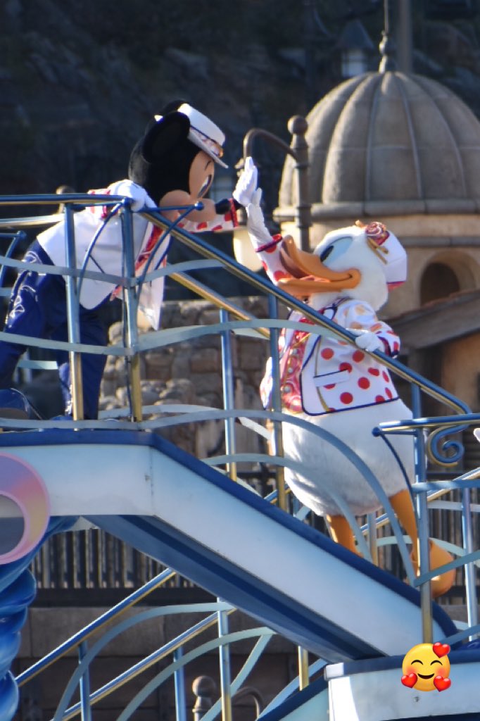 Donald_69s2's tweet photo. ミキドナがハイタッチしてた🥰
遠くて画質悪いけど…笑 https://t.co/HxSu7PeU2i