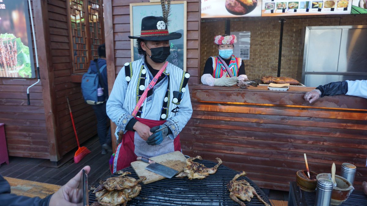 neko_china's tweet photo. 雲南省昆明の少数民族公園にて。言葉も顔つき・肌の色・着るもの・食べるもの全て異なる56の民族が集まる中国を「中国は〇〇である」と一つの言葉で表すのが難しい事に改めて気付かされた。 https://t.co/Zudm30PNo1