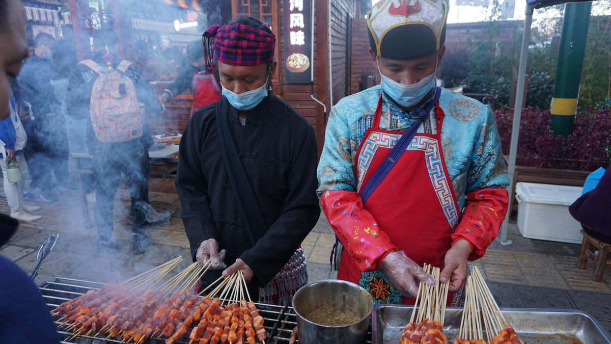 neko_china's tweet photo. 雲南省昆明の少数民族公園にて。言葉も顔つき・肌の色・着るもの・食べるもの全て異なる56の民族が集まる中国を「中国は〇〇である」と一つの言葉で表すのが難しい事に改めて気付かされた。 https://t.co/Zudm30PNo1