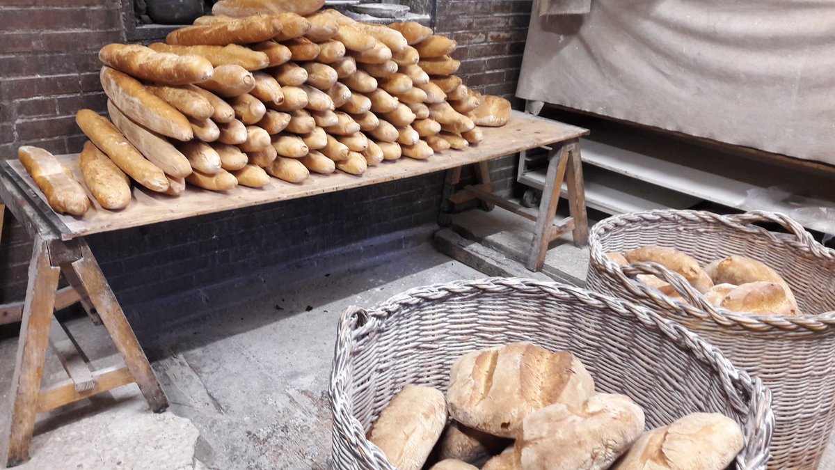lakukula's tweet photo. Panadería Ezker, Burgui. 
Tres generaciones encendiendo el antiguo horno de leña. Un placer para todos los sentidos. https://t.co/zXSjTMSoMW