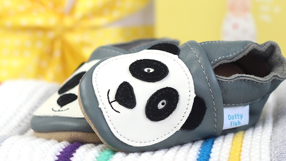 dottyfishltd's tweet image. Did you know that your newborn baby can't see colour and can only see black &amp;amp; white for those first few weeks. Their vision slowly develops over time and they get better at focusing and tracking moving objects. 🐼 #newbaby #babyshoes #pramshoes l8r.it/4qS5