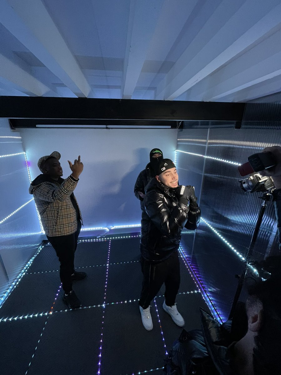 cr.lihlo tweet media