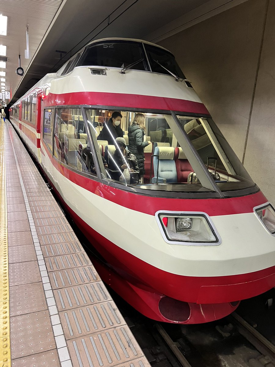 WhatTrainToday's tweet photo. Woah! Woah! Woah!!
A mainline train with the driver's cab above so the front pax can see ahead and pretend to drive like on the DLR?
<Googles flights to Japan> https://t.co/56p7hZIG6X