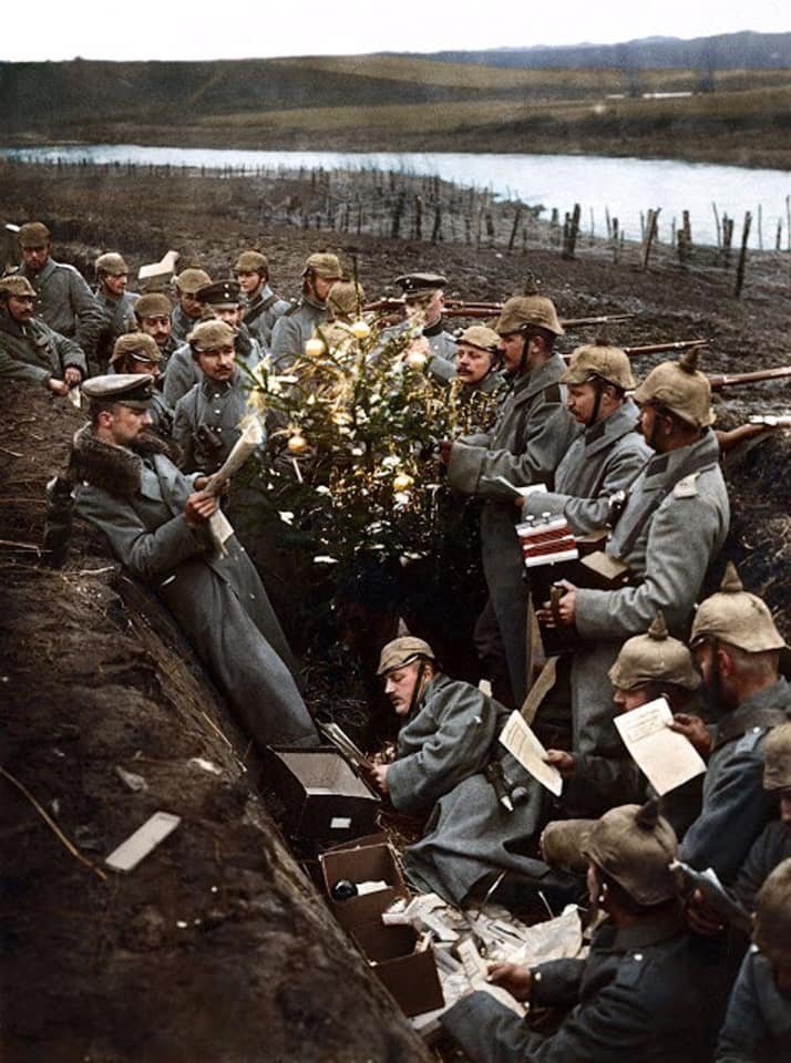 farolo's tweet photo. Diario de Llewelyn Griffith, Royal Welsh Fusiliers, 25 de Diciembre de 1915. "El batallón a nuestra derecha le gritaba al enemigo y él respondía. Poco a poco los gritos se hicieron más audibles y pudimos escuchar "Feliz Navidad, Tommy" y "Feliz Navidad, Fritz" ⬇️ https://t.co/65Z8V00WzR
