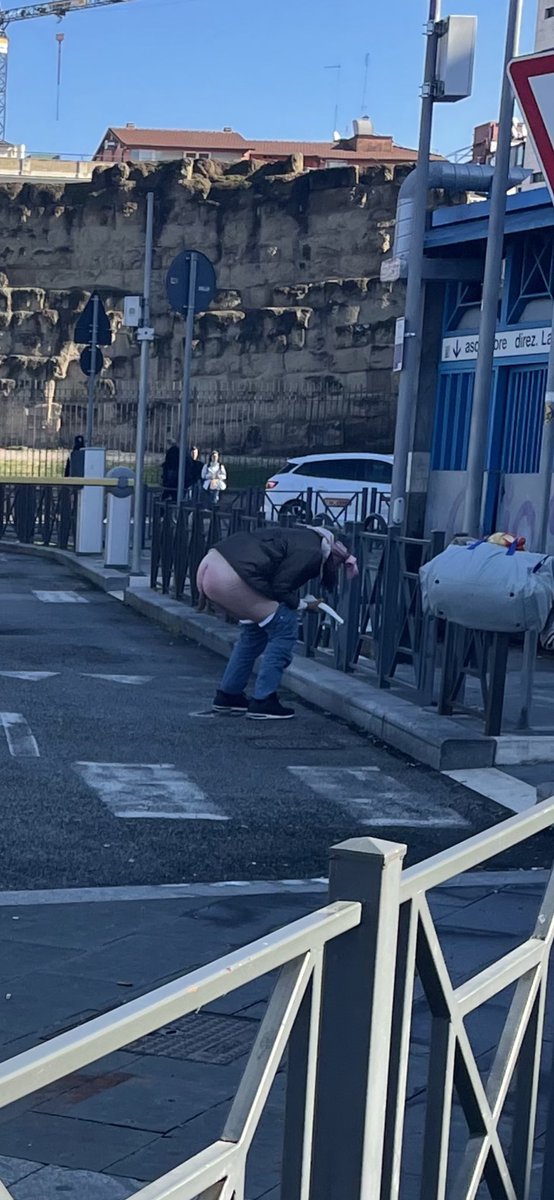 EnzoDeFusco's tweet photo. Domenica 29 gennaio 2023, ore 10,30 la stazione Termini un bagno a cielo aperto. Puzza di urina ovunque e persone che liberamente si permettono queste cose, nella completa indifferenza di coloro che dovrebbero vigilare. INDEGNO #sindacodiroma dove sei ? https://t.co/PdsJYiPZnH