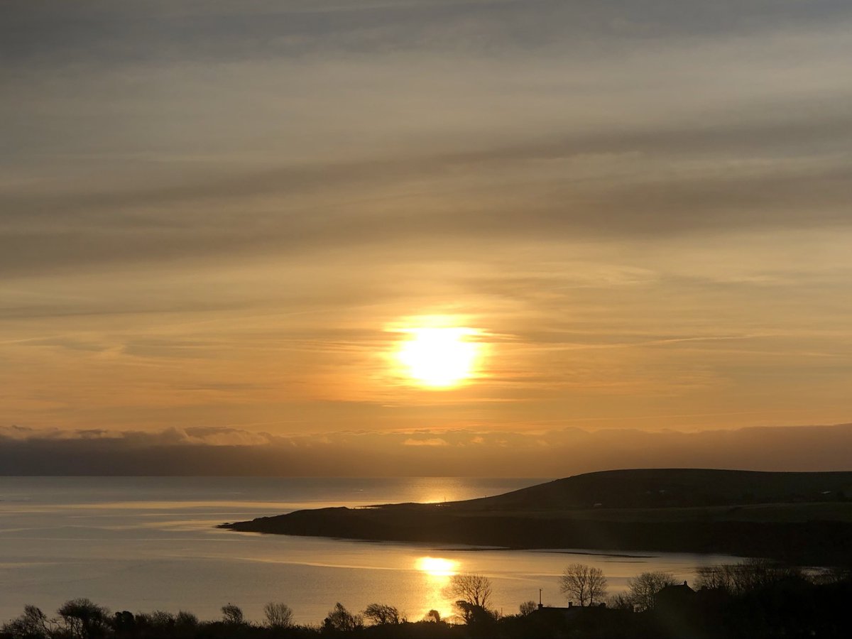 @CarlowWeather A Glorious Golden #Sunrise over Courtmacsherry Bay & #SevenHeads as #spring looms! 😍🌅🌊✨♥️ #earrach #Sunday #WestCork #Cork #KeepDiscovering #Ireland @corkbeo @pure_cork @wildatlanticway @discoverirl @MetEireann @barrabest @CarlowWeather @TG4TV @AimsirTG4 @StormHour @SnowbieWx