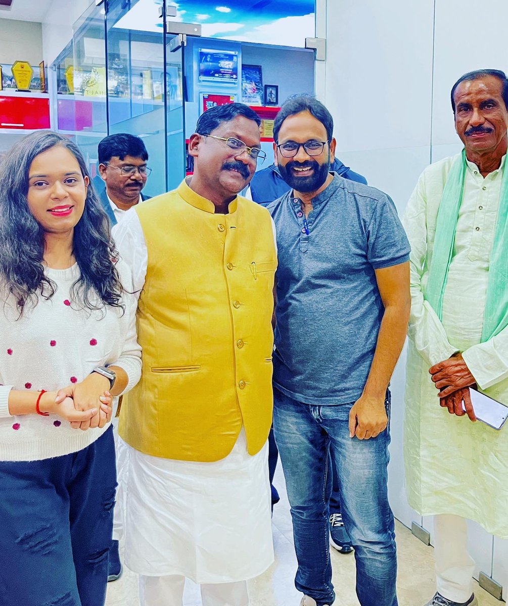 _singermonika's tweet photo. Discussion of our film “ Le Chalhu Apan Duari “ with respectable cabinet minister @amarjeetcg  🙏 ..He appreciated cast and crew for their work . Specially he loved “pirit ke dori “..
Thank you so much sir ❣️
@_singermonika @_singertoshant https://t.co/nMDA2R7cVi