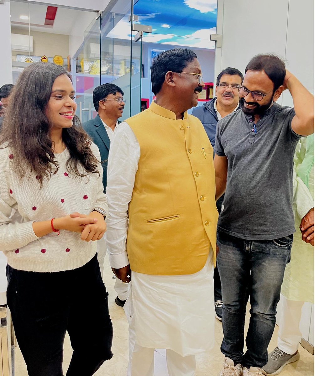 _singermonika's tweet photo. Discussion of our film “ Le Chalhu Apan Duari “ with respectable cabinet minister @amarjeetcg  🙏 ..He appreciated cast and crew for their work . Specially he loved “pirit ke dori “..
Thank you so much sir ❣️
@_singermonika @_singertoshant https://t.co/nMDA2R7cVi