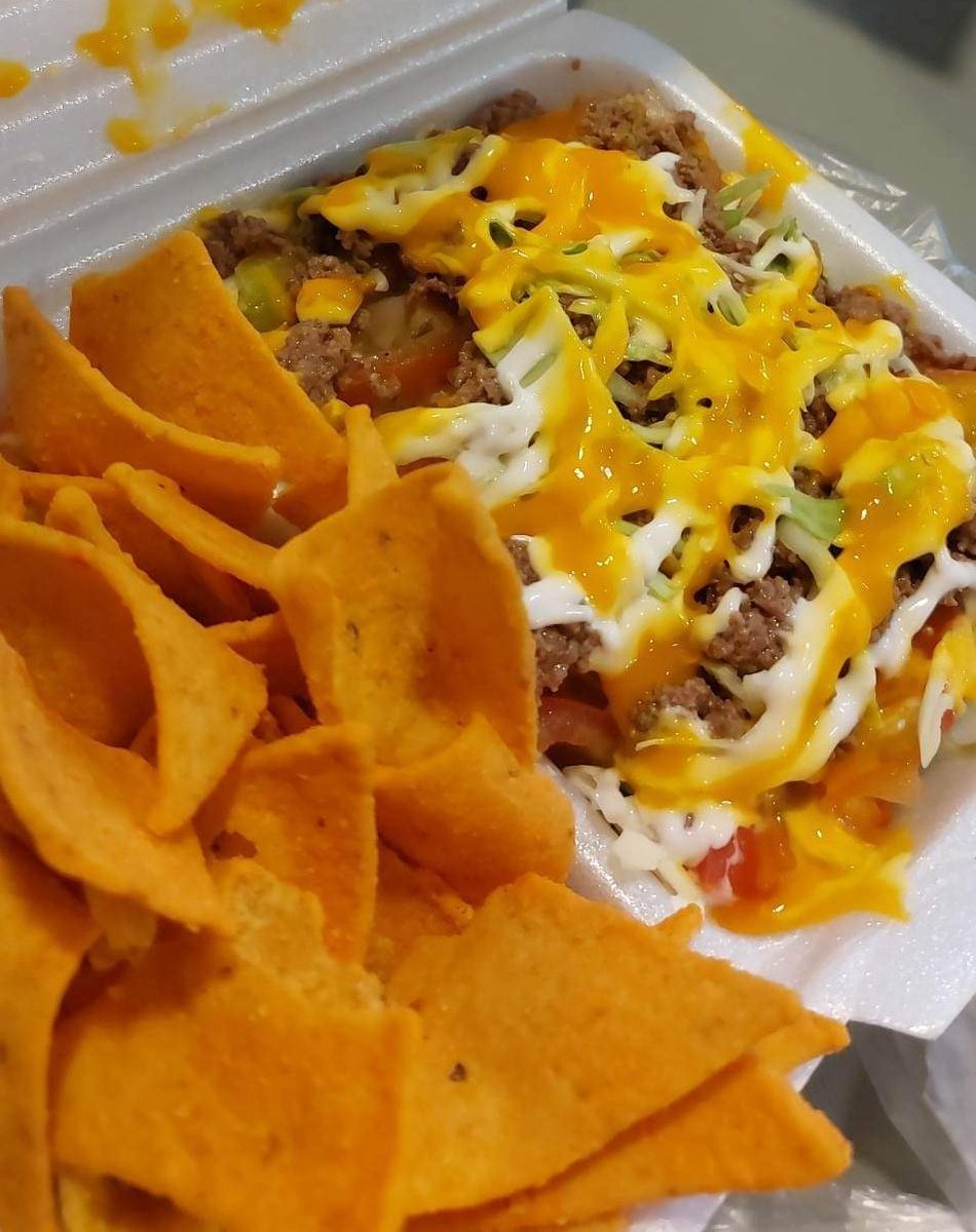 Nachos anyone? Make sure you are well rested and ready for the poker tournament! Bring home thr bacon 🥳🥂 Happy Sunday #sneakerheads family 🥳