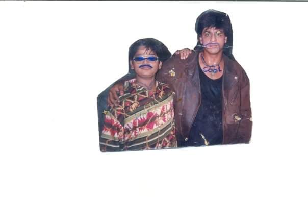 mahavird's tweet photo. @iamsrk sir Can you help which movie you were shooting when the pic was taken )30 years back appox). hint : your outfit may help. You were shooting at filmistan and had red silver pajero. Behind your pajero car was there I cut the pic https://t.co/emTJjSHITI