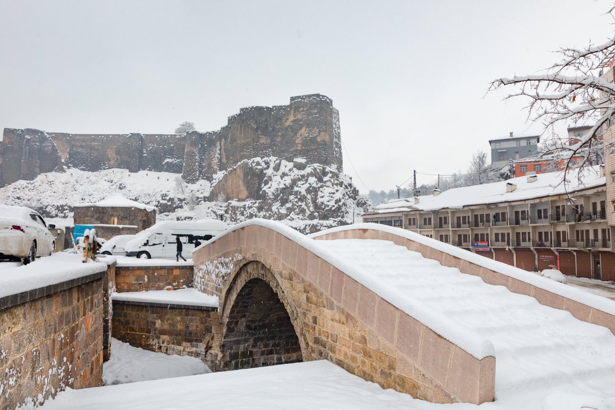 BitlisName's tweet photo. Son yılların en kurak kış mevsimini geçiren Bitlis’e yılın ilk karı düştü.

70 yıldan fazladır Dere Üstüne inşa edilen binaların altında kalan tarihi köprülerde (Bina ve dükkanlar geçtiğimiz yıl yıktırıldı.) bu vesileyle karla buluşmuş oldu. https://t.co/2fU9Xe95SW