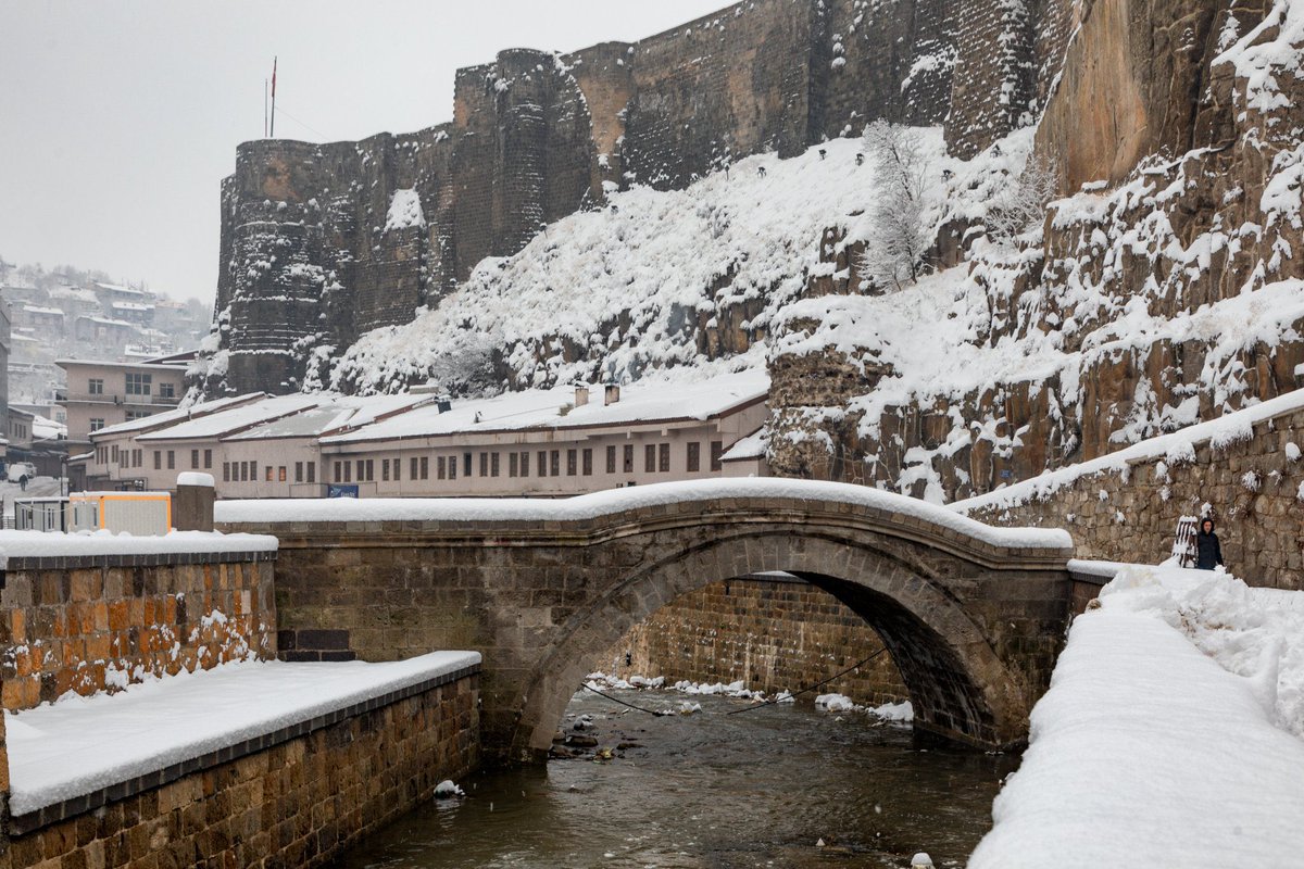 BitlisName's tweet photo. Son yılların en kurak kış mevsimini geçiren Bitlis’e yılın ilk karı düştü.

70 yıldan fazladır Dere Üstüne inşa edilen binaların altında kalan tarihi köprülerde (Bina ve dükkanlar geçtiğimiz yıl yıktırıldı.) bu vesileyle karla buluşmuş oldu. https://t.co/2fU9Xe95SW