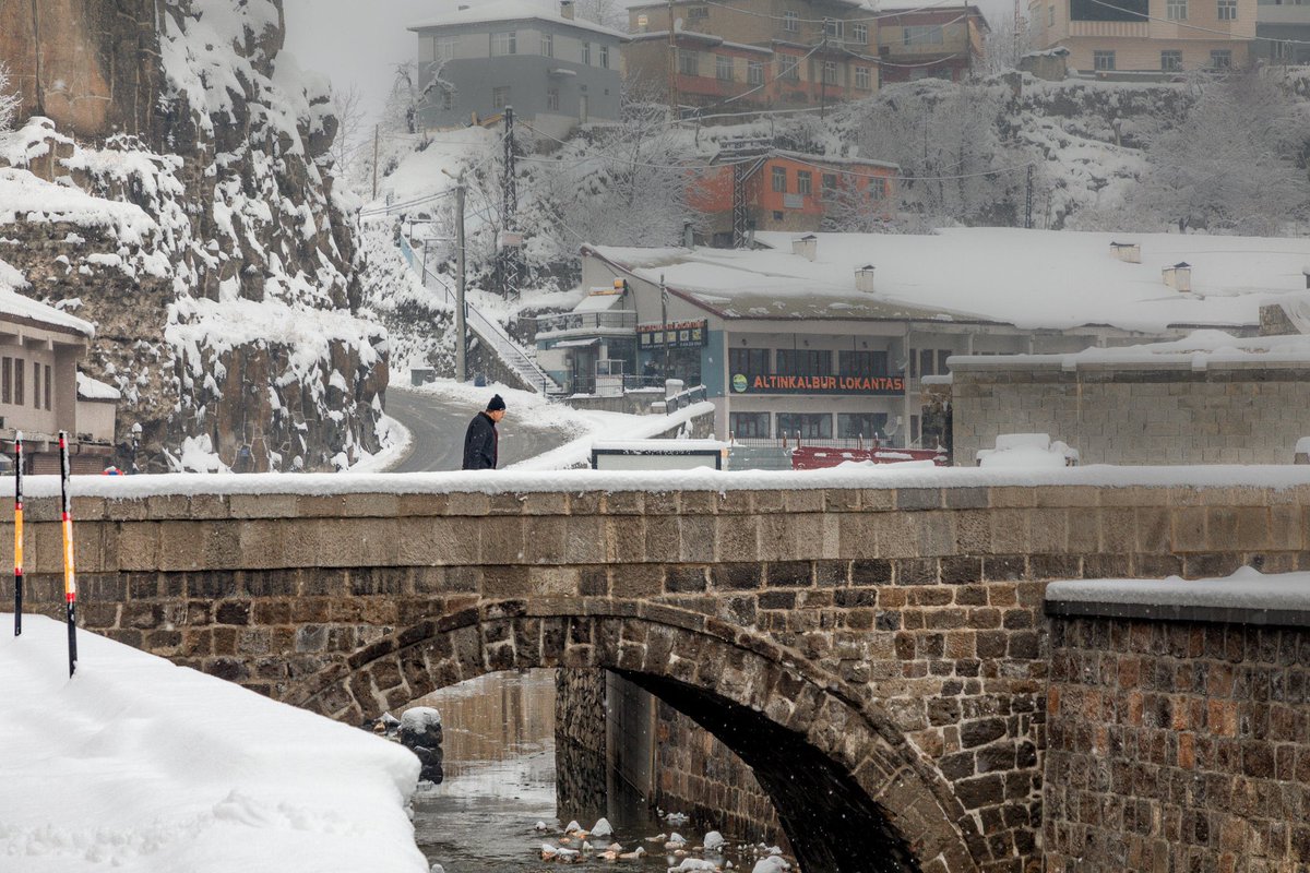 BitlisName's tweet photo. Son yılların en kurak kış mevsimini geçiren Bitlis’e yılın ilk karı düştü.

70 yıldan fazladır Dere Üstüne inşa edilen binaların altında kalan tarihi köprülerde (Bina ve dükkanlar geçtiğimiz yıl yıktırıldı.) bu vesileyle karla buluşmuş oldu. https://t.co/2fU9Xe95SW