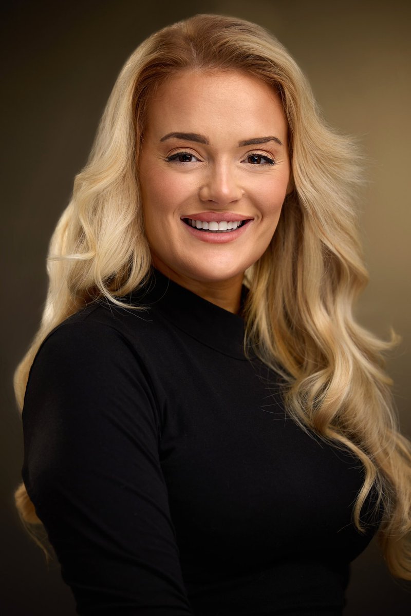 That little something extra that draws the viewer in! Love this intriguing look from Lauren @lauren_jayne0 who came all the way from Sheffield for her #headshot shoot! Swipe to see more images Represented by <a href="/tapping_frog/">Tapping Frog</a> #actorheadshots #headshotphotographer