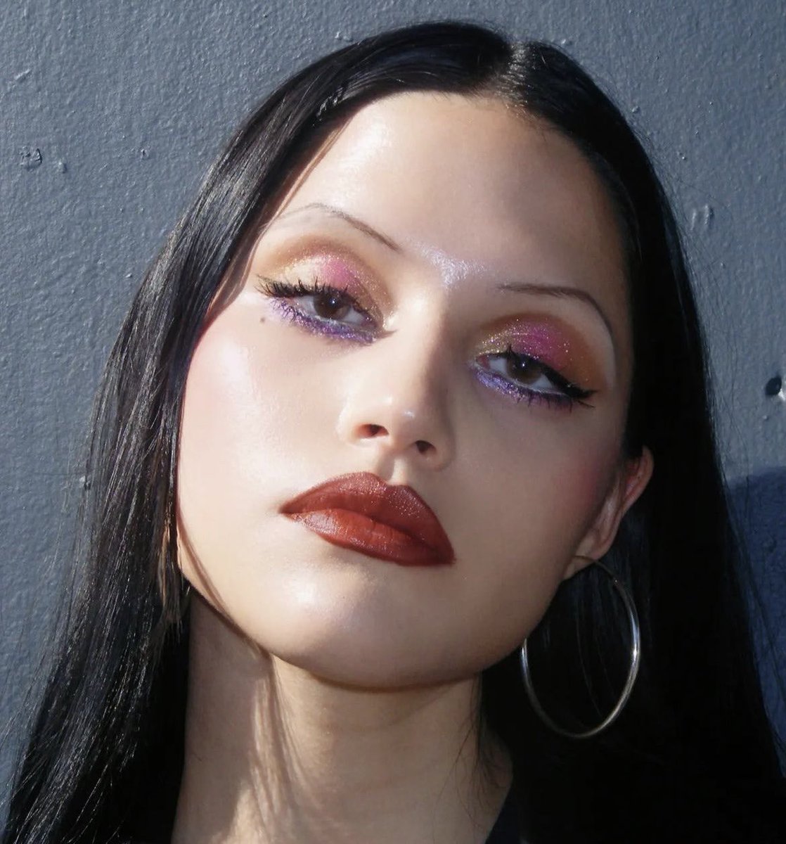 eliesaaabs's tweet photo. Thin brows making a comeback? https://t.co/zH2iFsPN9D