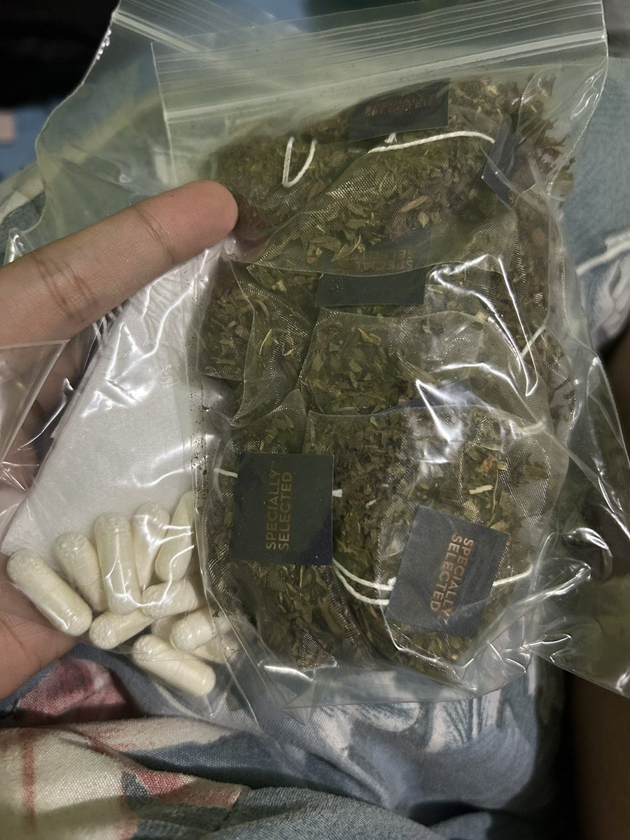 kkkapitana's tweet photo. pinabaunan ako ng nanay ko ng zinc at peppermint tea na nasa ziplock. mehn, mukhang kontrabando nakakaloka. https://t.co/Mt8cKPY0ln
