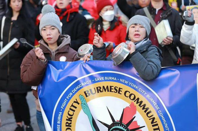 TTFR__Myanmar's tweet photo. Led by NYCBC, an anti-dictatorship pots &amp; pans campaign on the eve of 2nd anniversary of Myanmar's Spring Revolution was held at Time Square in New York on January 28.  #2023Jan29Coup #CivilianCasualtiesByJunta #WhatsHappeningInMyanmar https://t.co/DcBee1Hecs